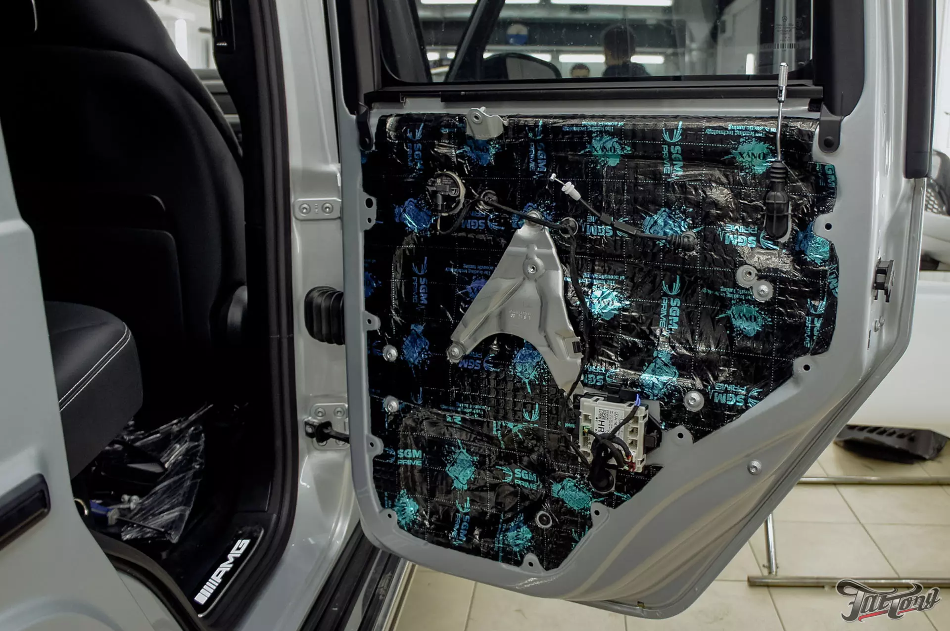 Mercedes G-class. Оклейка в матовый полиуретан. Защита оптики глянцевым полиуретаном. Шумоизоляция дверей. Установка доводчиков дверей